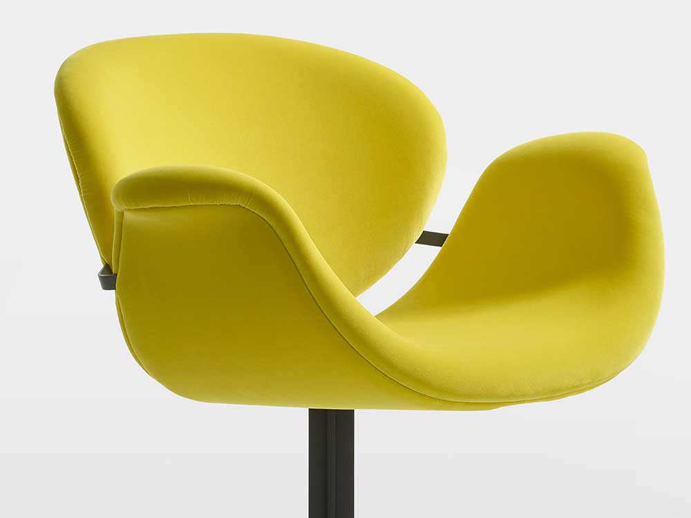 Artifort-Tulip-Midi-Chair-eetkamerstoel-geel-stof-1