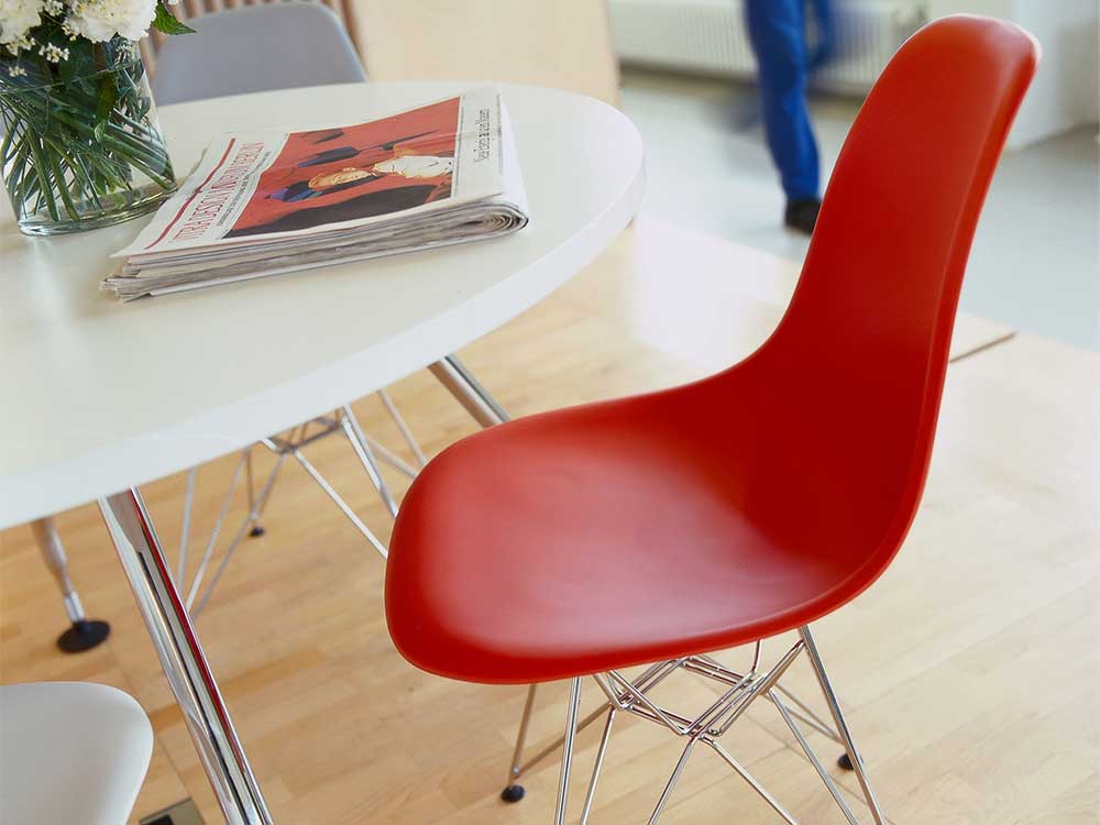 Vitra-Eames-Platisc-Side-Chair-rood-sfeer