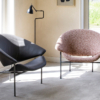 artifort-glider-lounge-fauteuil-stof-melange-roze-rood-leer-zwart